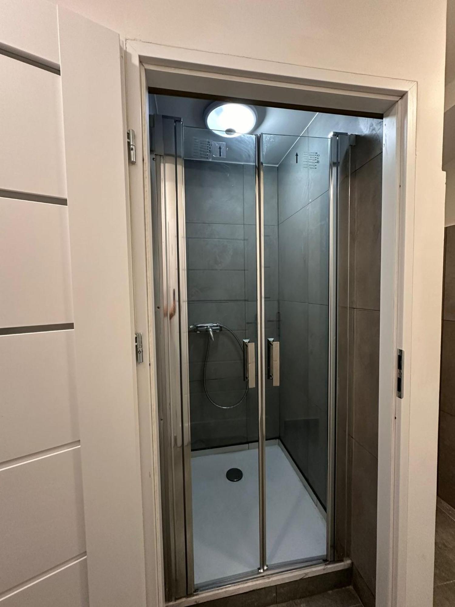 Golebia Hostel Познан Екстериор снимка