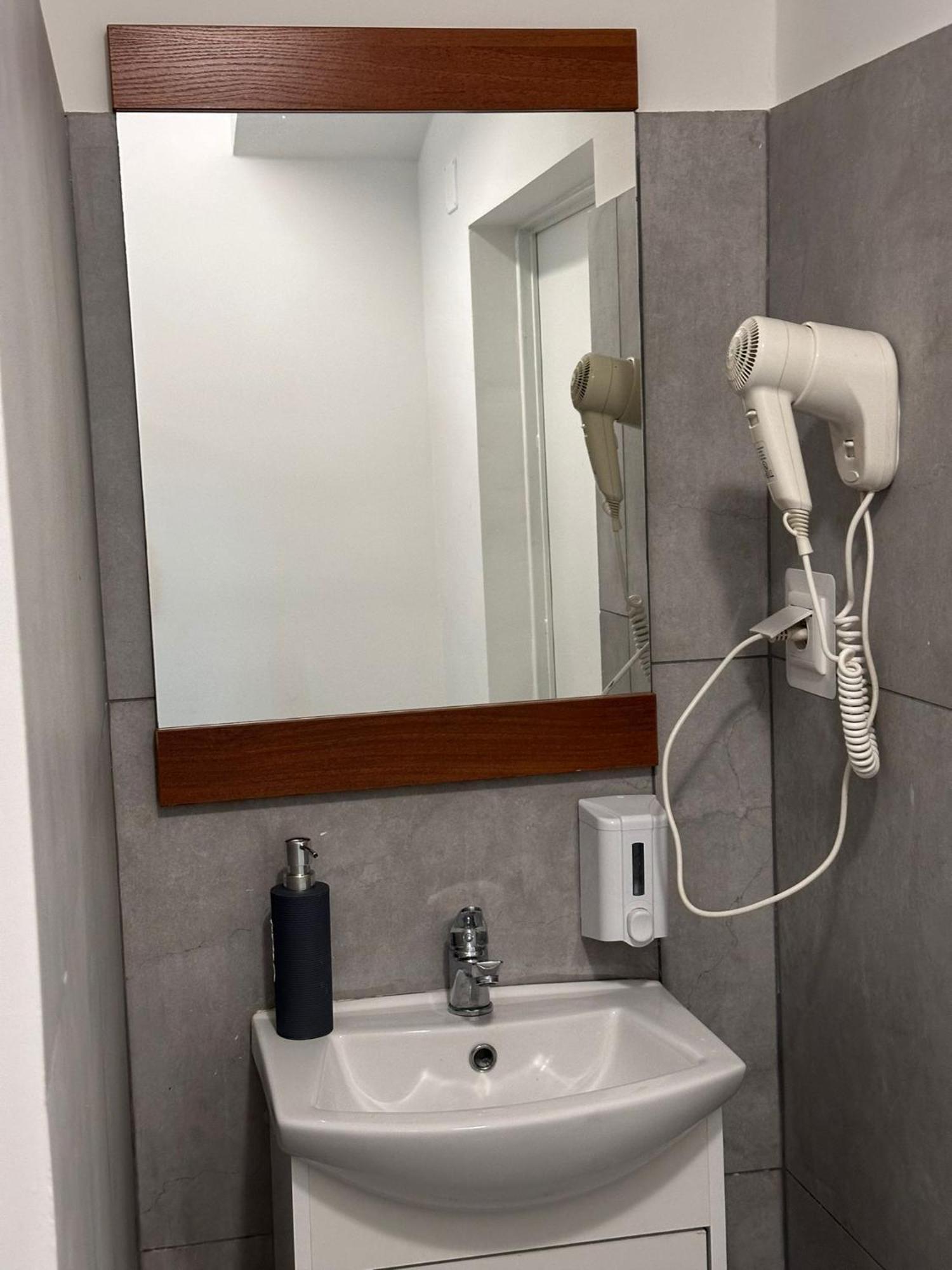 Golebia Hostel Познан Екстериор снимка